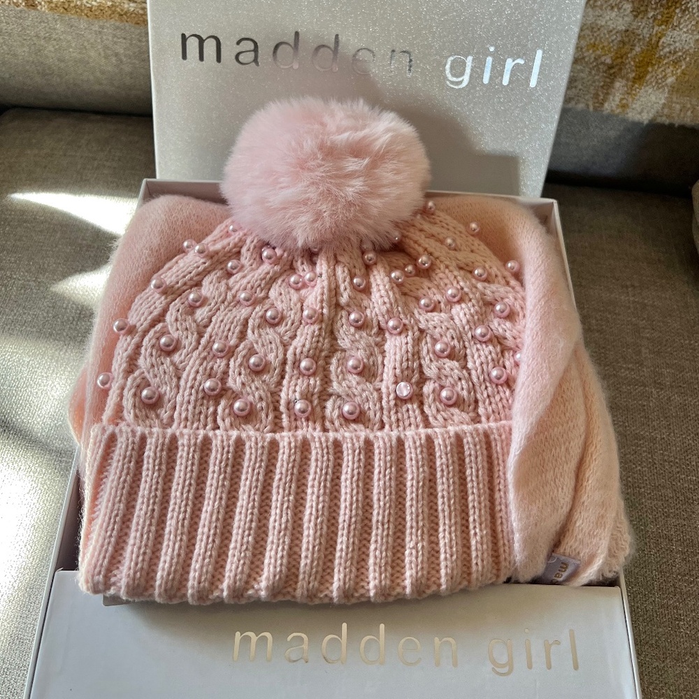 Madden Girl Pink Soft Scarf & Cable Knit Beanie Hat w Pearls Boxed Set Junior - Picture 2 of 5